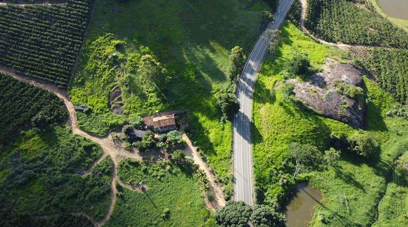 ¿Cuándo se produce el devengo de la “plusvalía municipal” por la transmisión de un terreno, en el momento del fallecimiento o cuando se acepta la herencia?